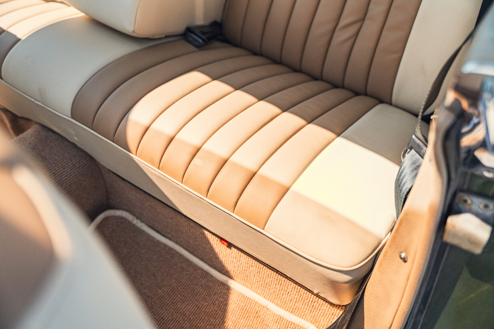 Interior image of 1976 Mercedes-Benz 450 SLC (50)