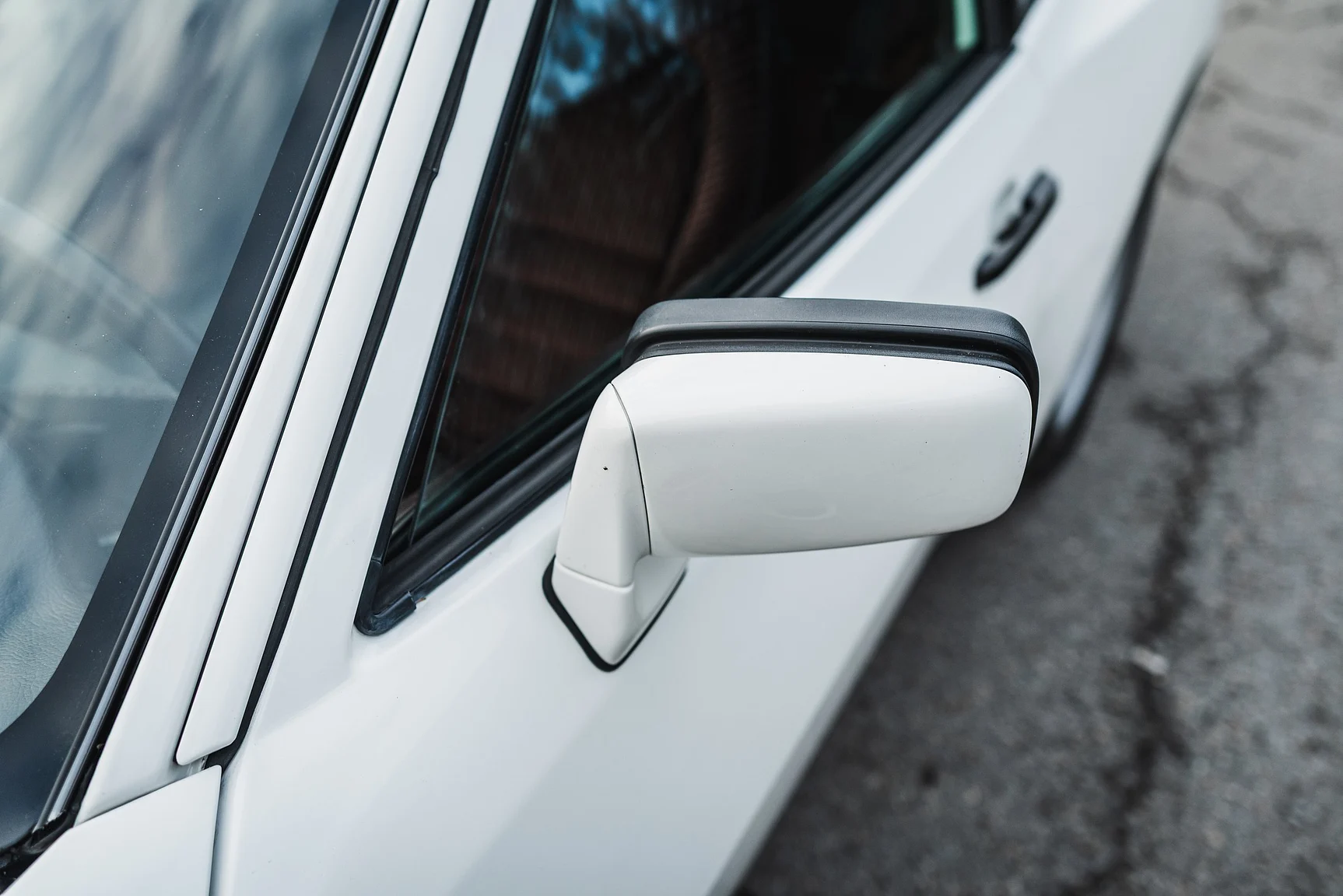 Exterior image of 1986 Porsche 944R (49)