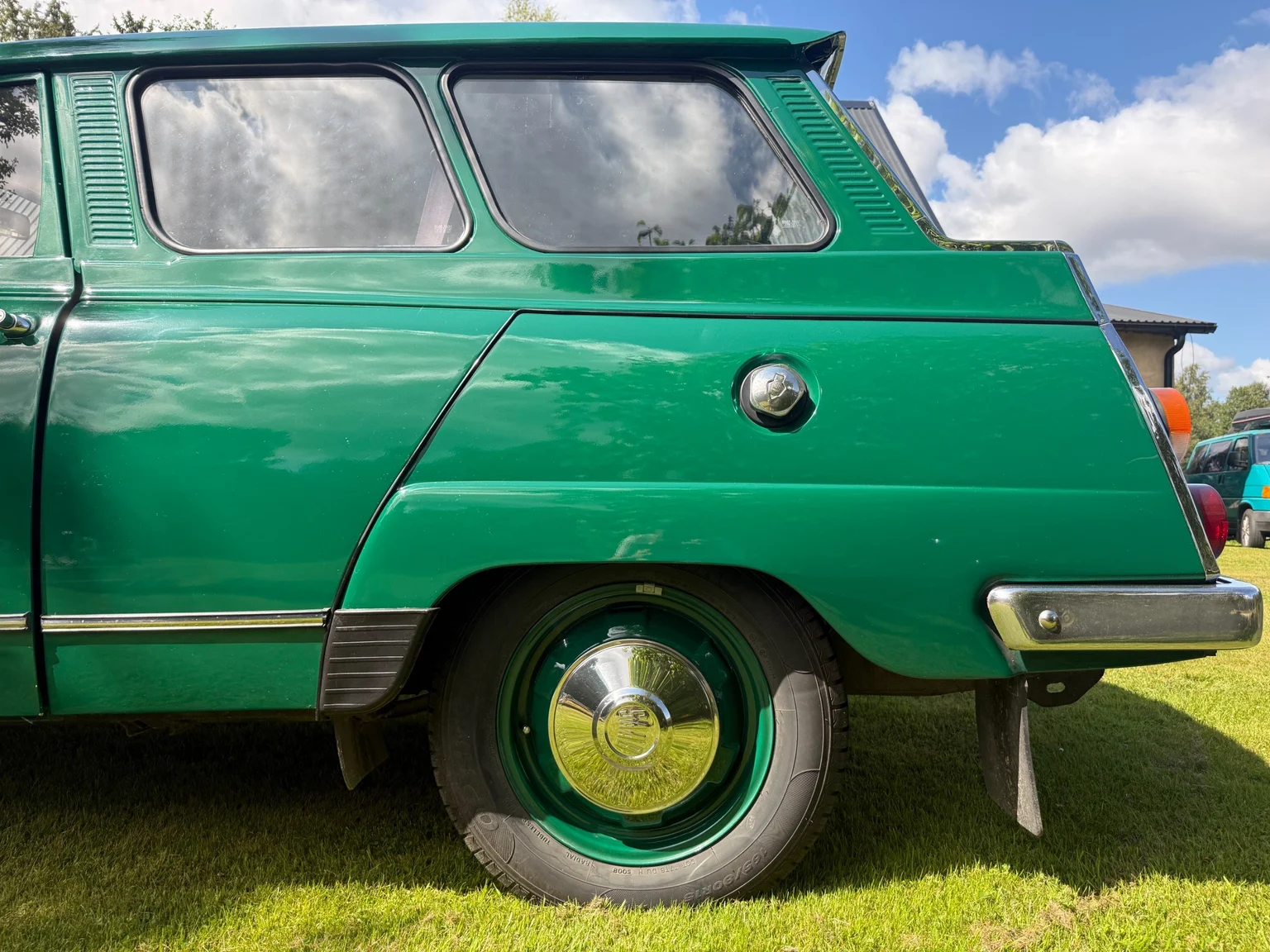 Exterior image of 1975 Saab 95 V4 kombi - 7-sits (7)