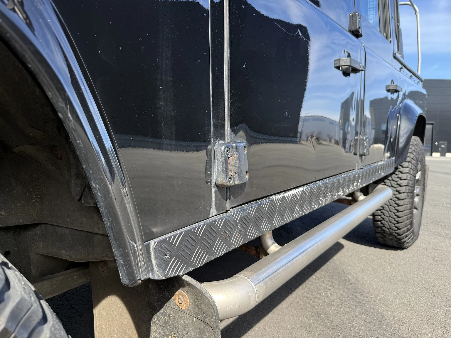 Exteriörbild på 2000 Land Rover Defender 110 Tomb Raider (75)