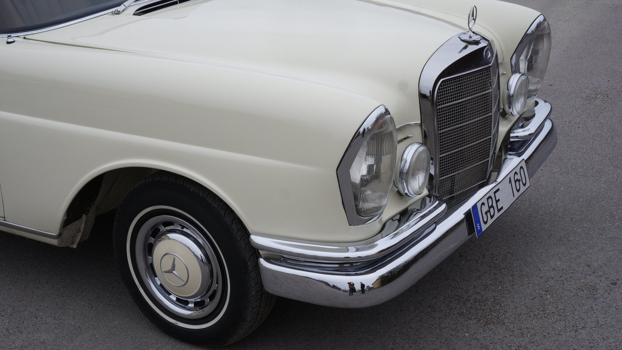 Exterior image of 1966 Mercedes-Benz 230 S