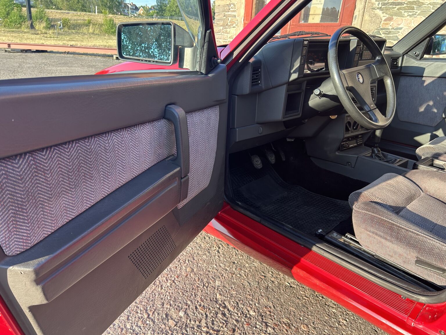 Interior image of 1988 Alfa Romeo 75 (3)