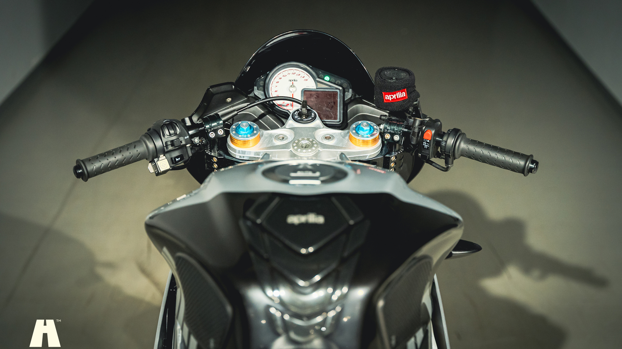 Exterior image of 2016 Aprilia Tuono V4 Factory