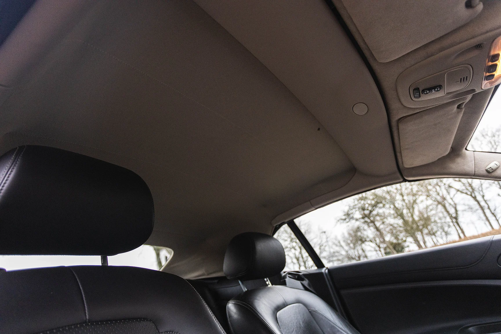 Innenraumfoto von 2011 Jaguar XK Cabriolet (28)