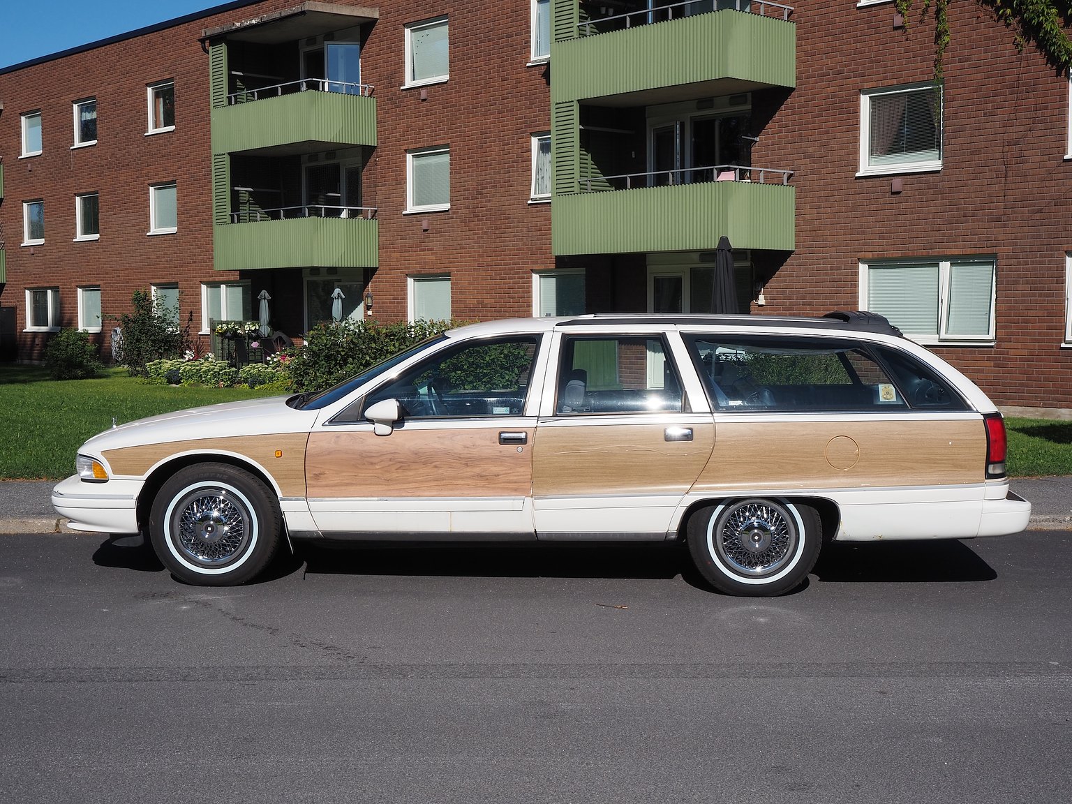 Exterior image of 1993 Chevrolet Caprice Classic Wagon 5.7 V8 