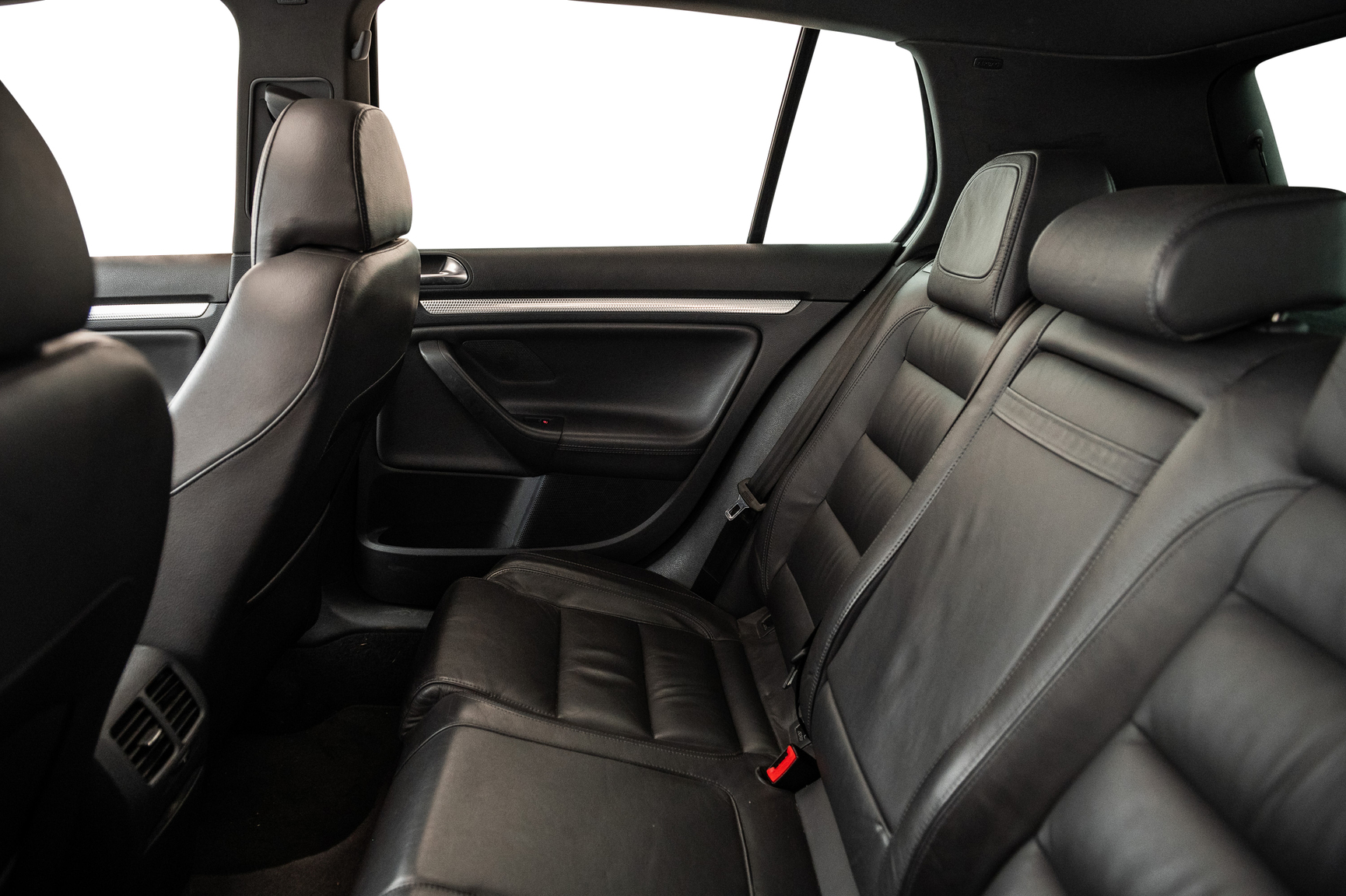 Interior image of 2006 Volkswagen Golf R32 (13)