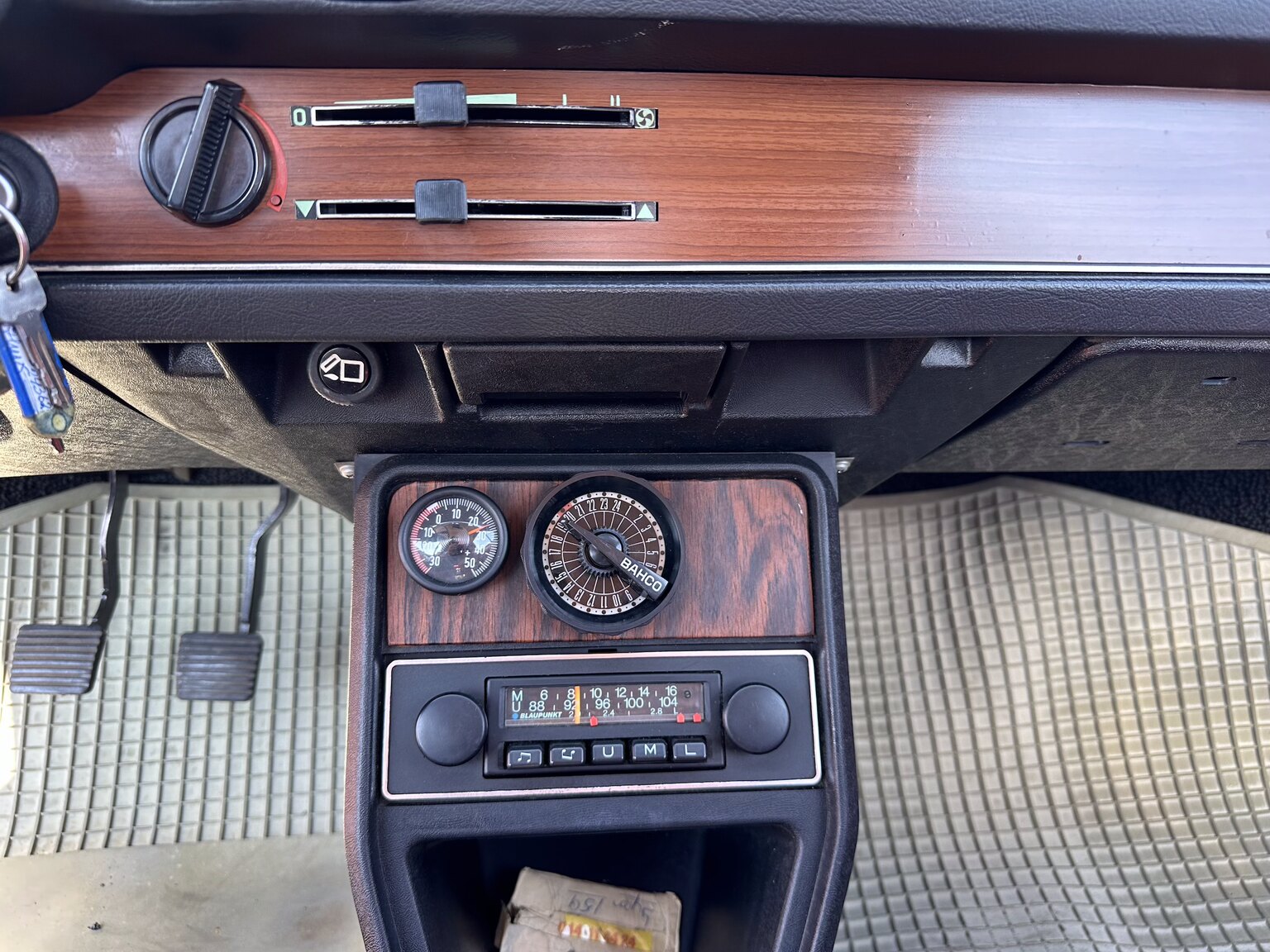 Innenraumfoto von 1974 Volkswagen Passat Two Door