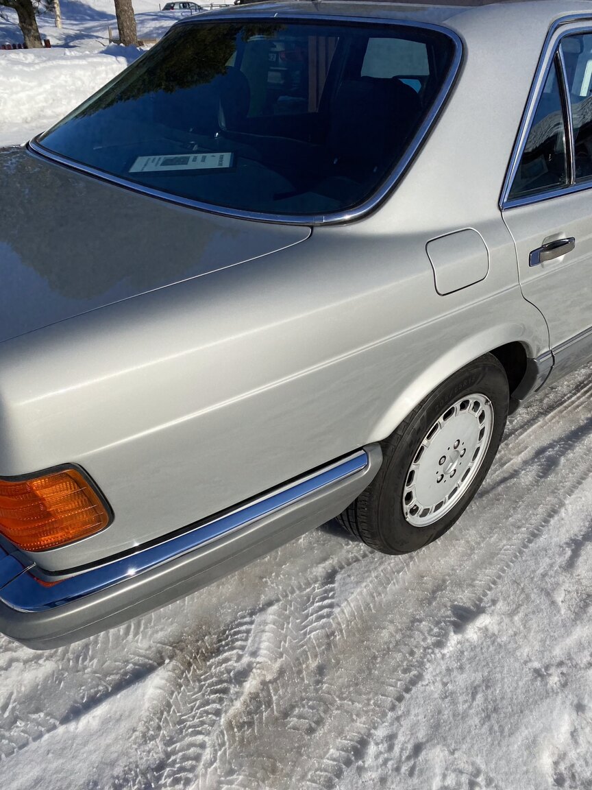 Exterior image of 1988 Mercedes-Benz 300 SE (25)