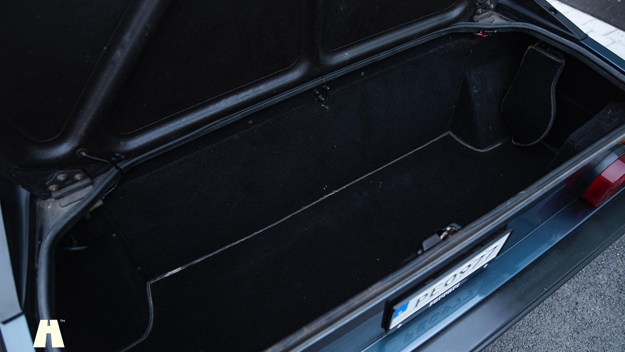 Interior image of 1985 Ferrari Mondial Quattrovalvole Design by Pininfarina (44)