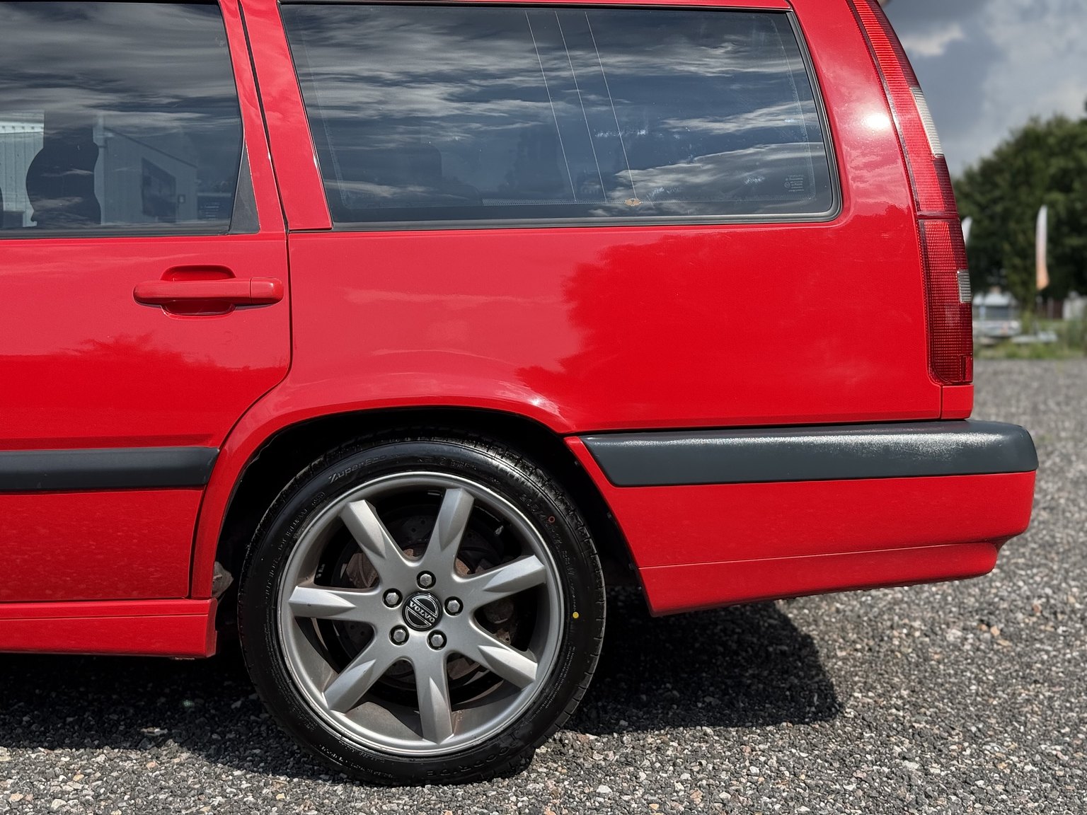 Exterior image of 1996 Volvo 850 R "T-Röd"