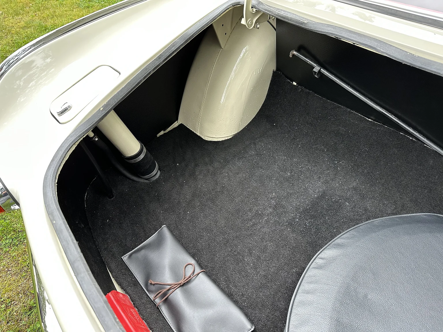 Exterior image of 1964 Volvo P1800S (44)