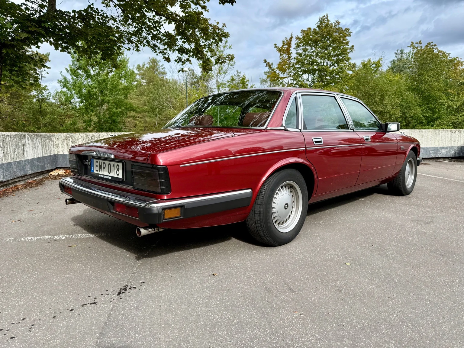 Exterior image of 1988 Daimler Six (3)