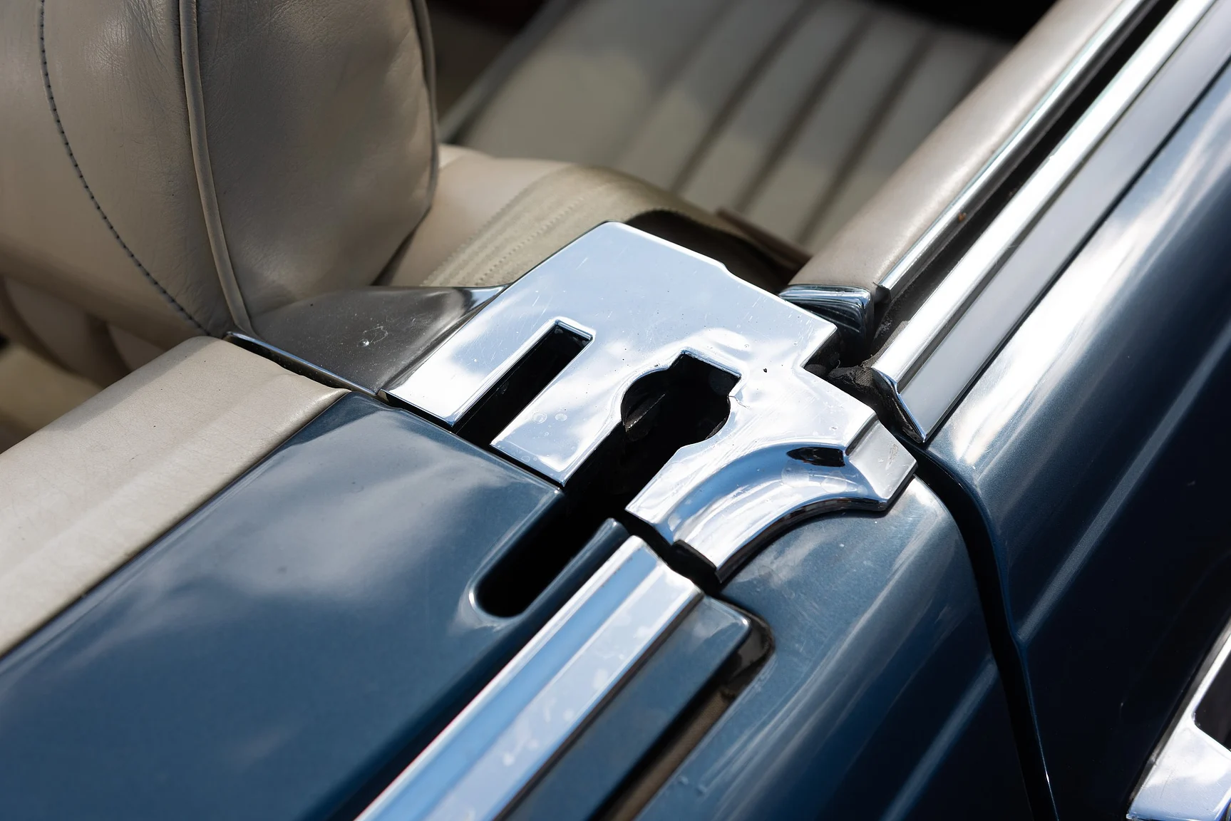 Exterior image of 1975 Mercedes Benz 350 SL (53)
