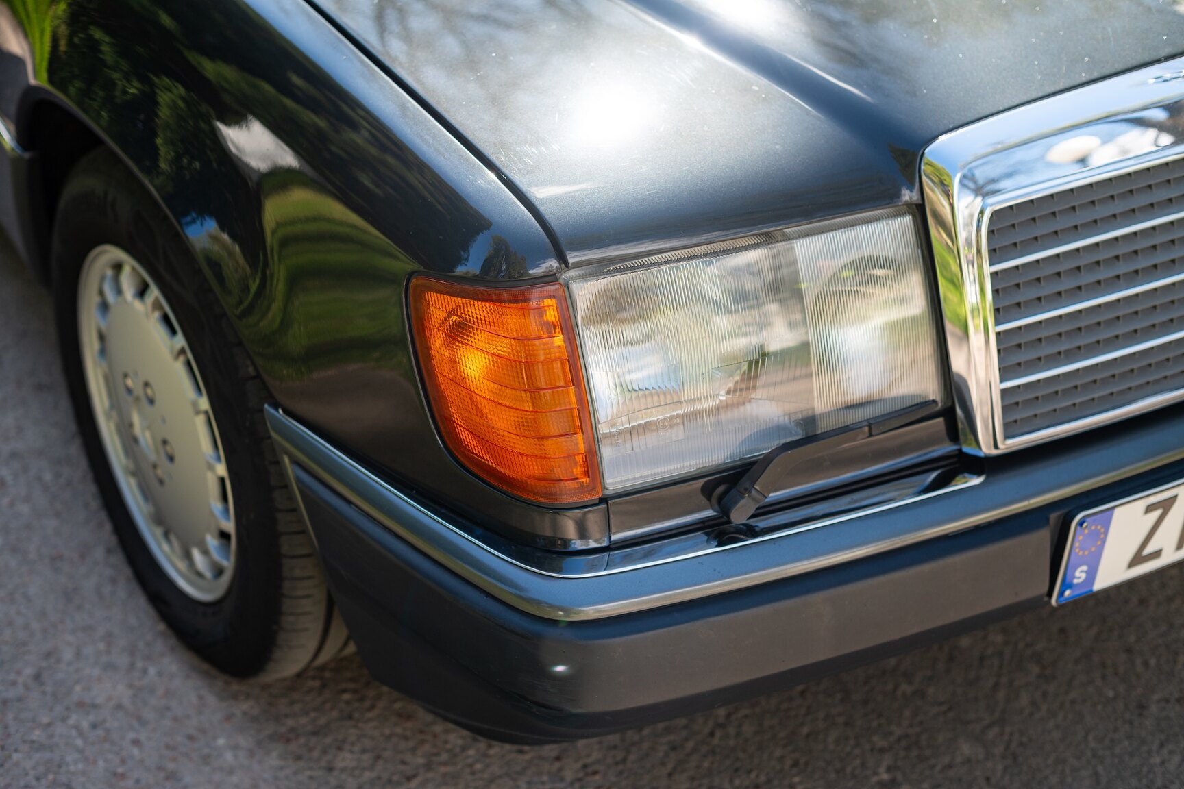 Exterior image of 1993 Mercedes-Benz 400 E