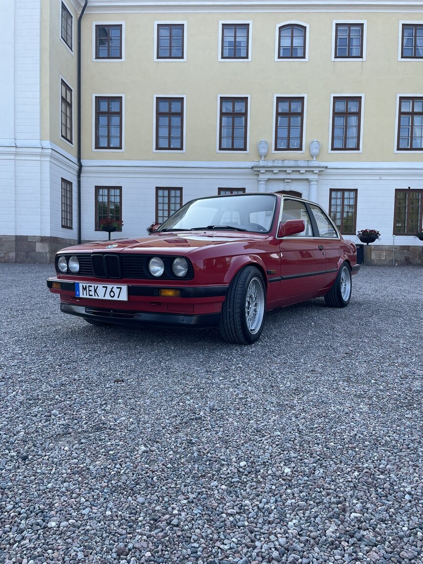 Exterior image of 1987 BMW 320i