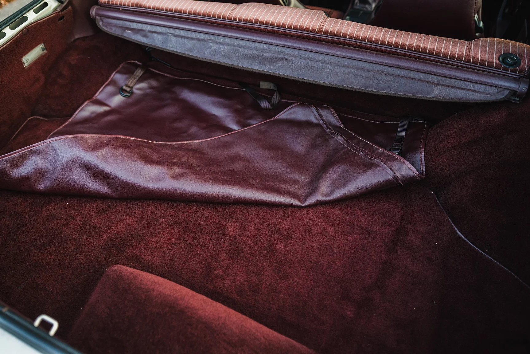 Interior image of 1986 Porsche 944R (63)