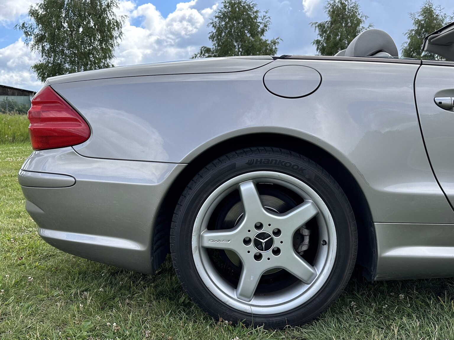 Exterior image of 2003 Mercedes Benz SL 500