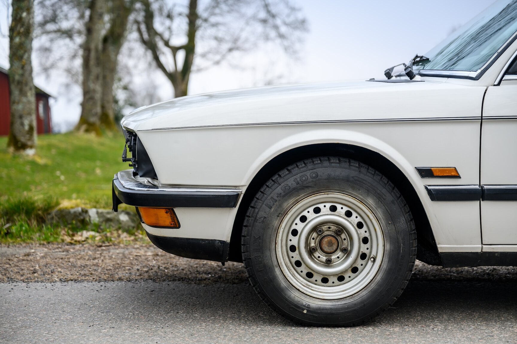 Exterior image of 1986 BMW 520i