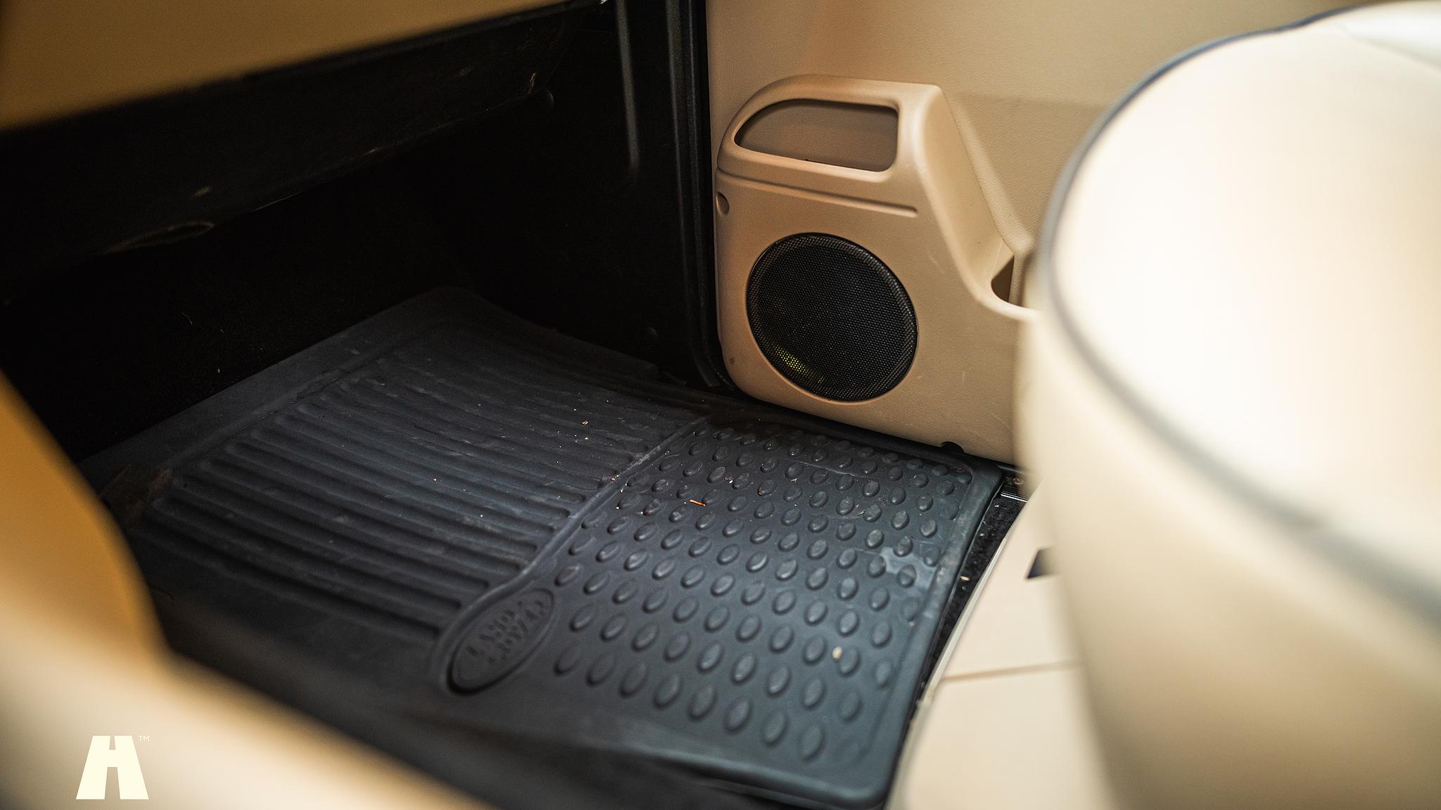 Interior image of 2003 Land Rover Discovery II, 2003