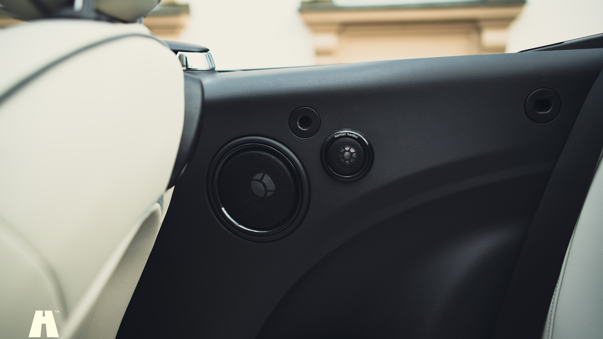 Innenraumfoto von 2021 Mini John Cooper Works Cabriolet  (63)