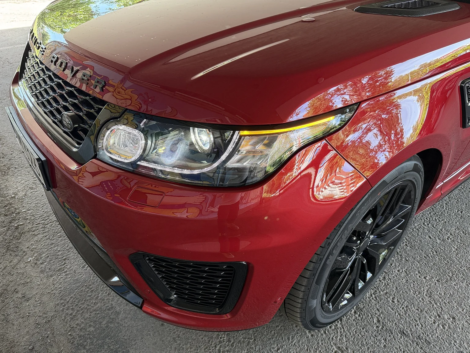 Exteriörbild på 2017 Range Rover Sport SVR (49)