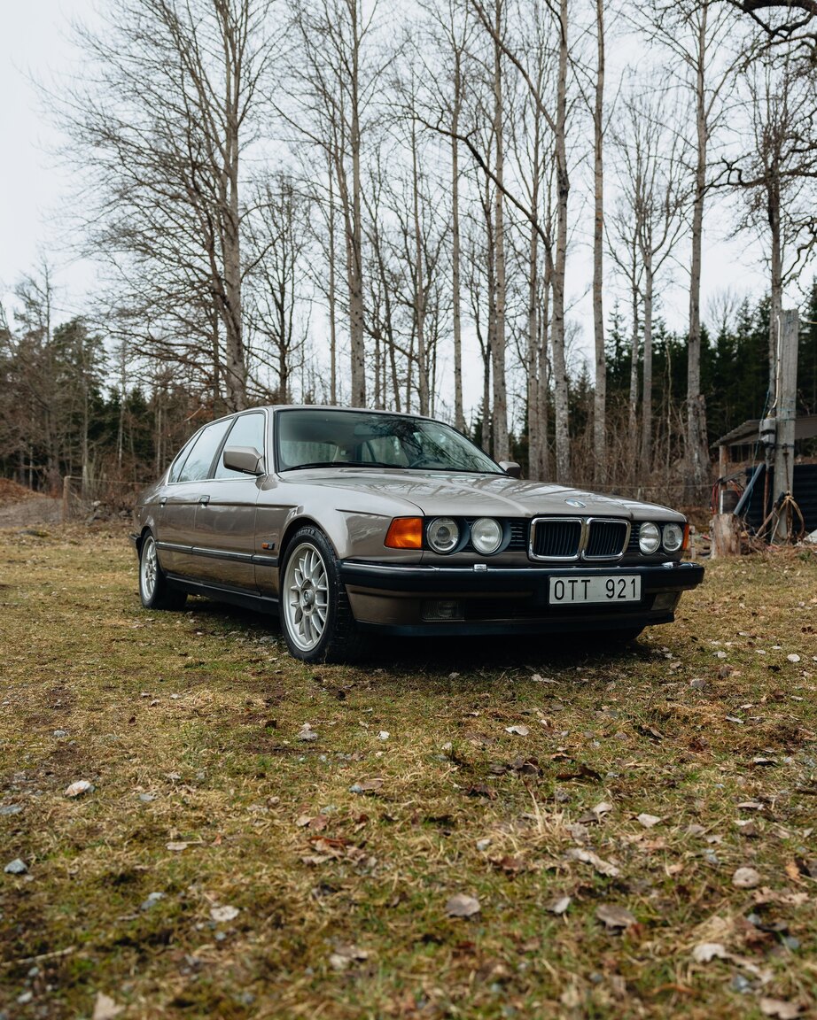 Exteriörbild på 1990 BMW 750iL (1)