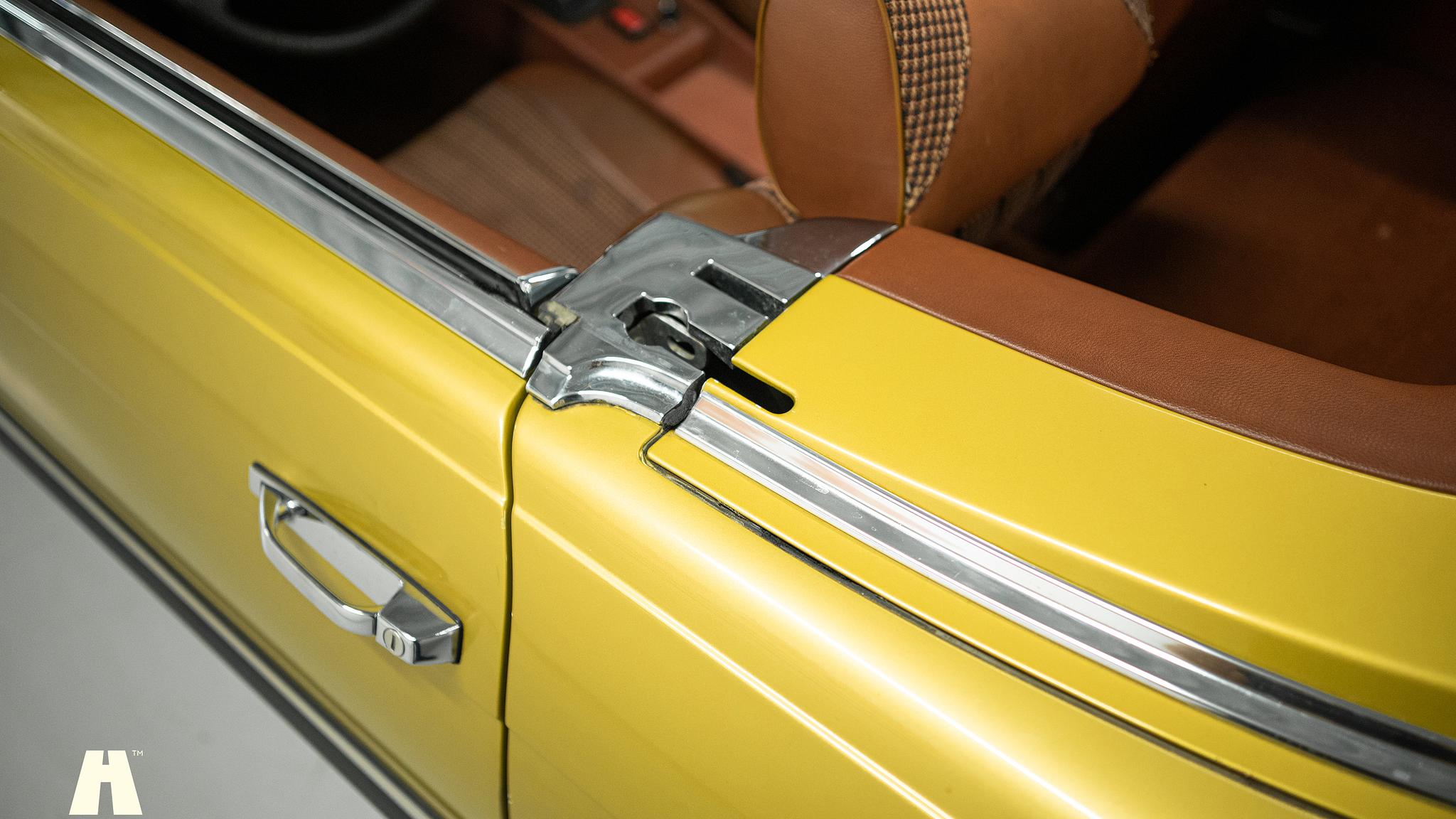 Exteriörbild på 1975 Mercedes SL 350