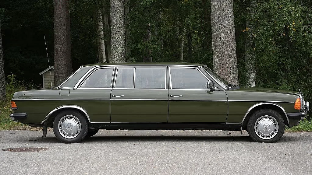 Exteriörbild på 1981 Mercedes 300D Lang (1)
