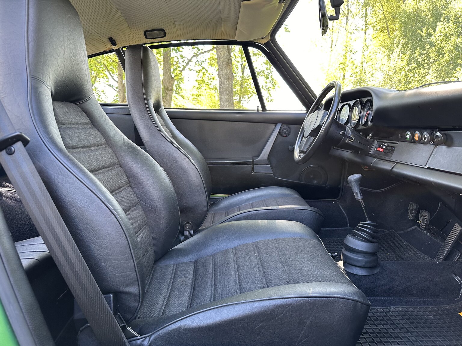 Interior image of 1975 Porsche 911 (24)