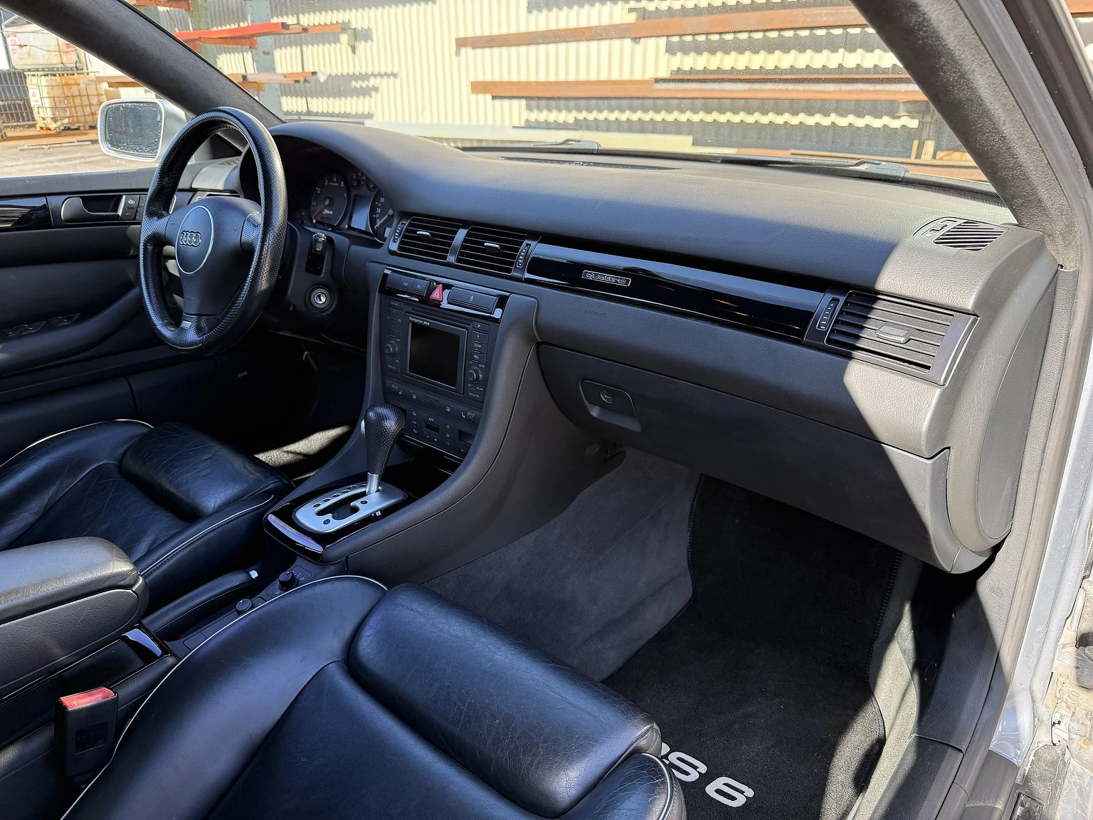 Innenraumfoto von 2002 Audi RS 6 Avant (40)