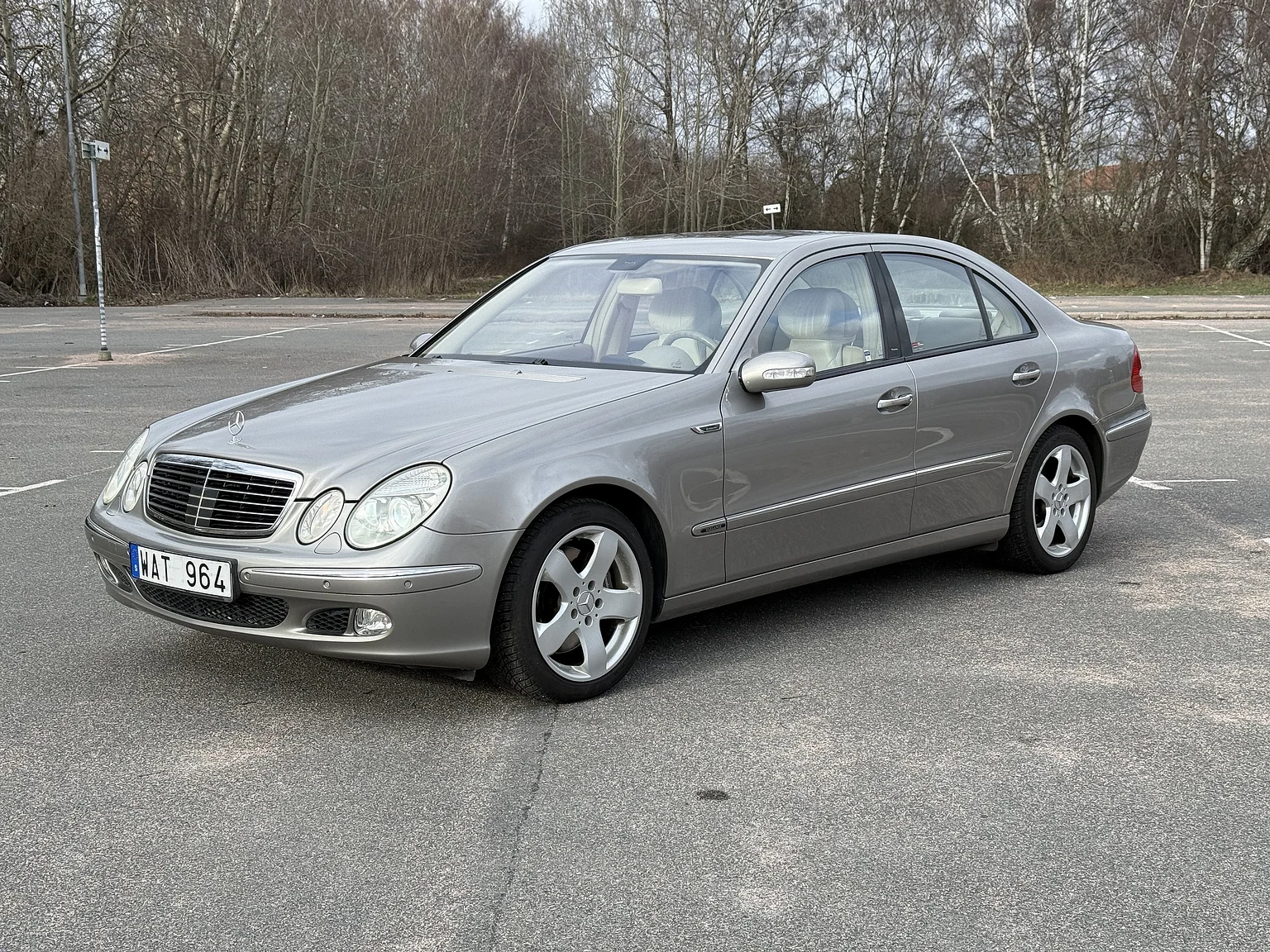 Exteriörbild på 2004 Mercedes-Benz E 500 7G-Tronic (7)
