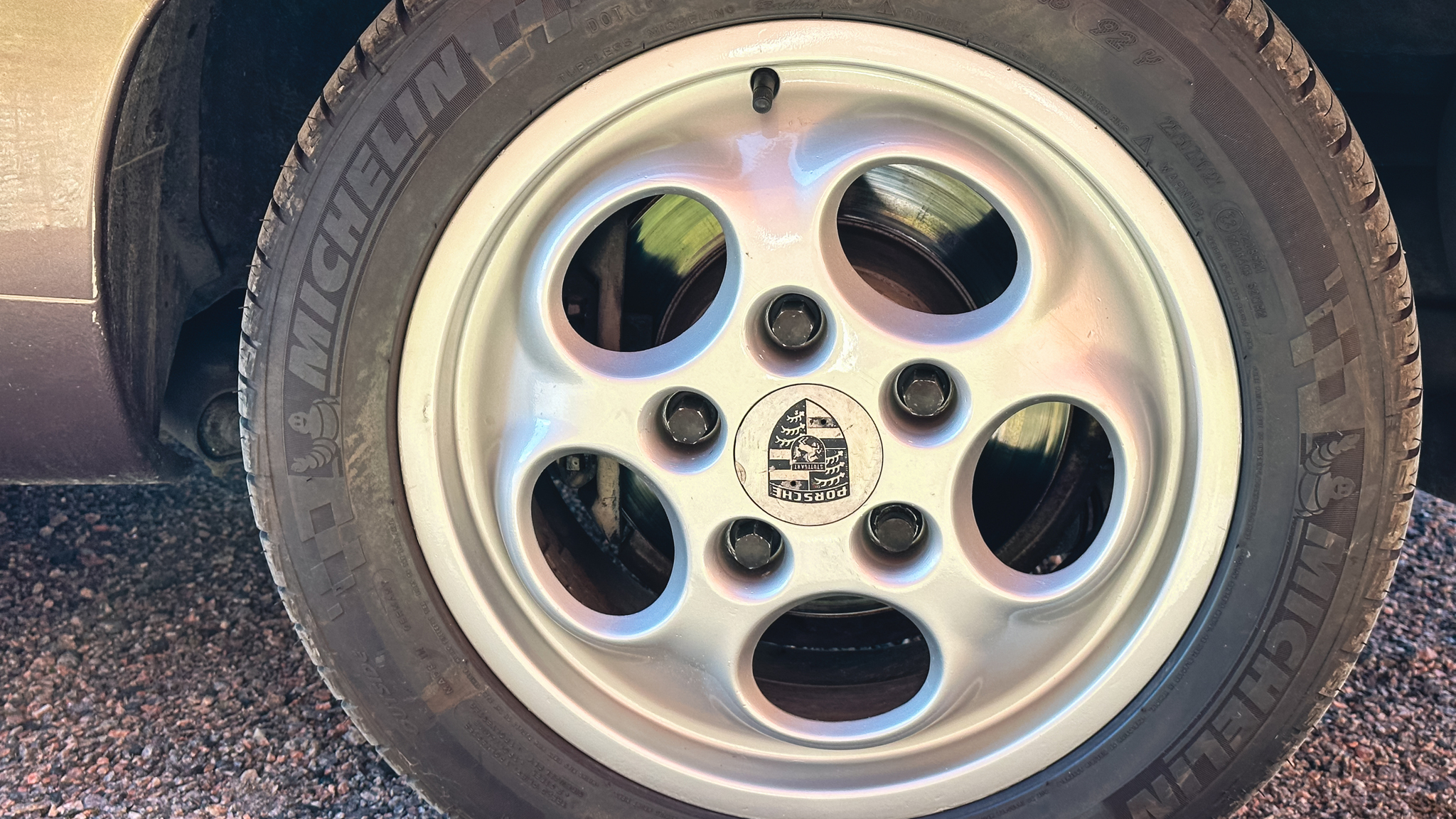 Exteriörbild på 1983 Porsche 928 S (16)