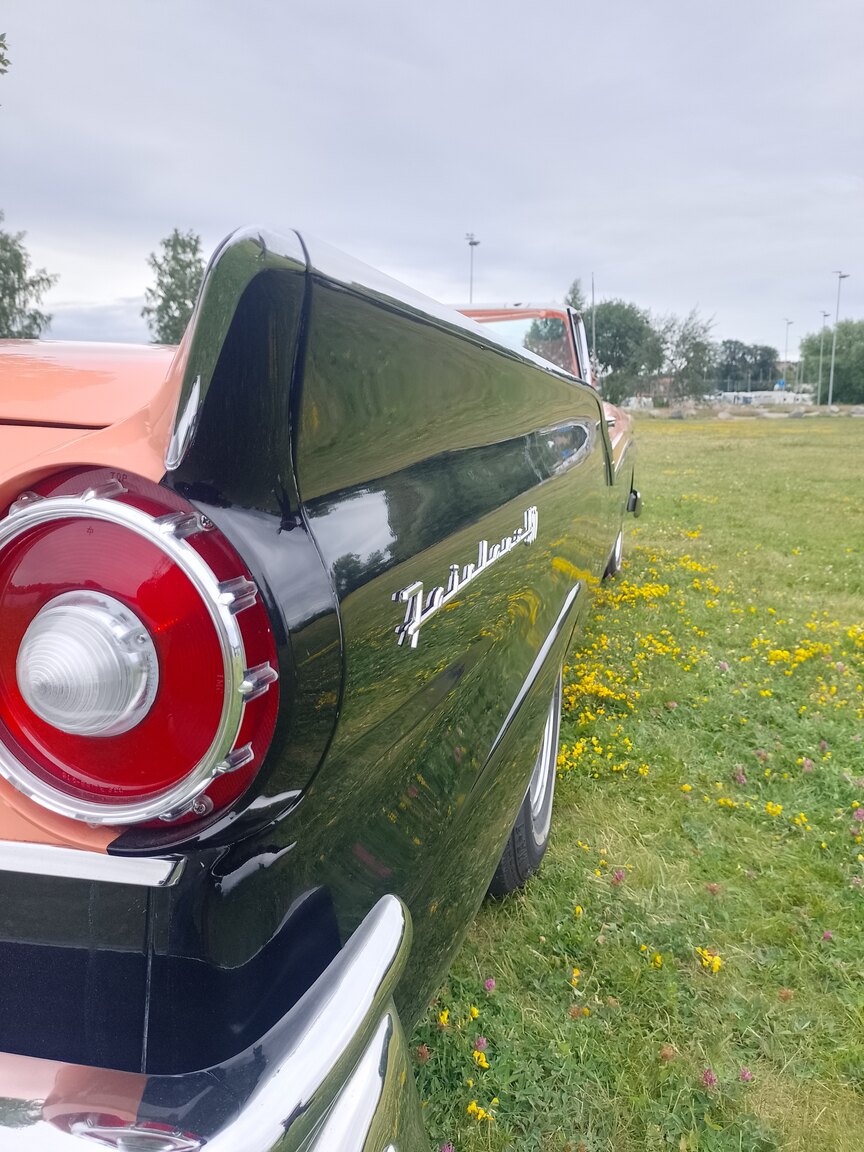 Exterior image of 1957 Ford Fairlane 500 Skyliner Retract