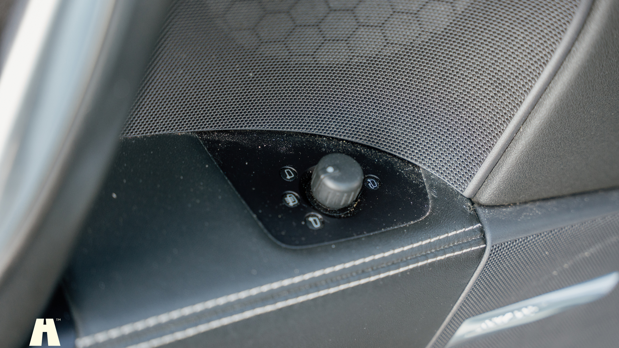 Interior image of 2009 Audi TTS (36)