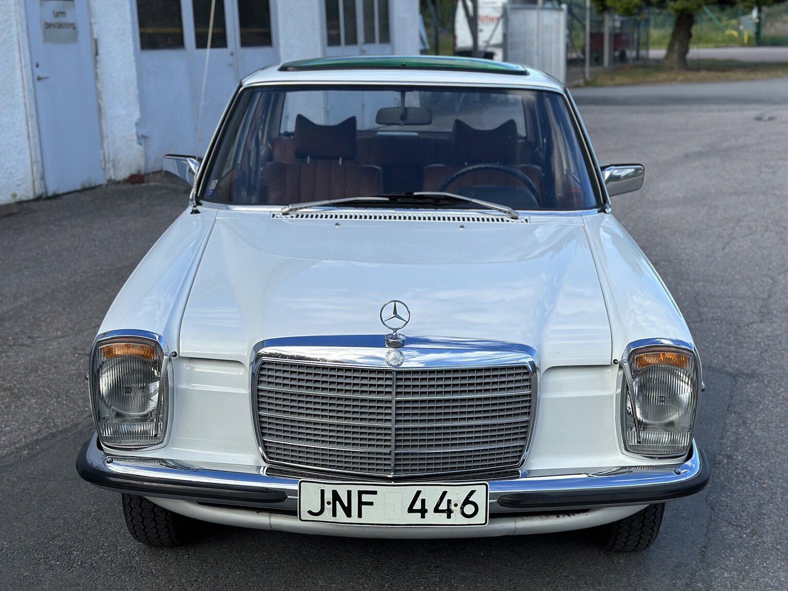 Exterior image of 1975 Mercedes Benz 200 (12)