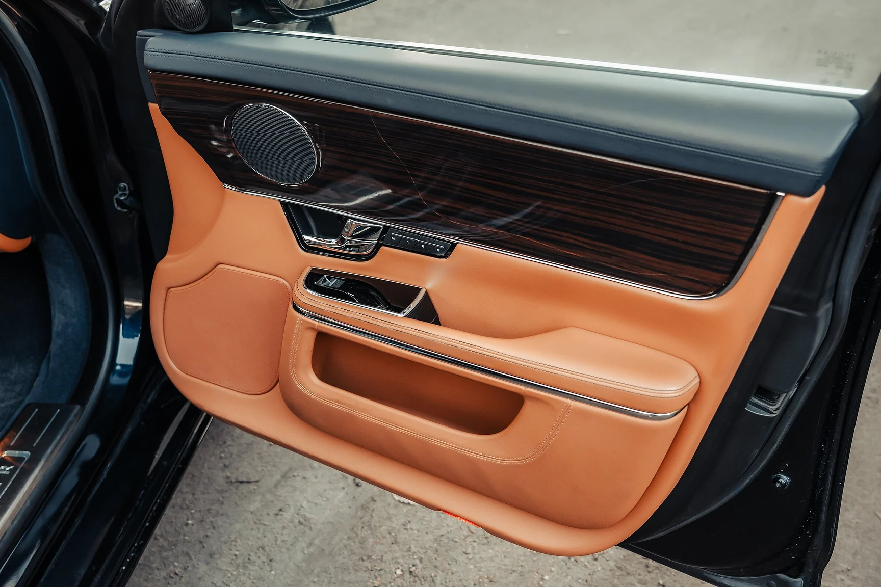 Interior image of 2012 Jaguar XJ (41)