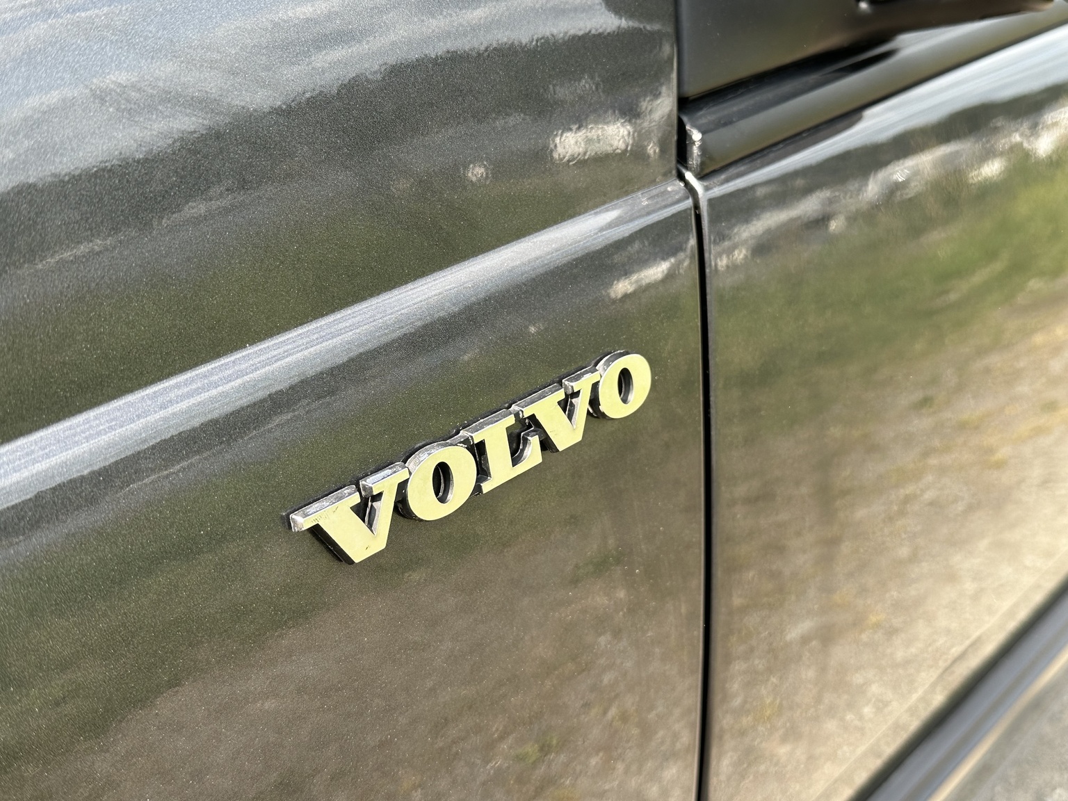 Exterior image of 1990 Volvo 740 Turbo 16s