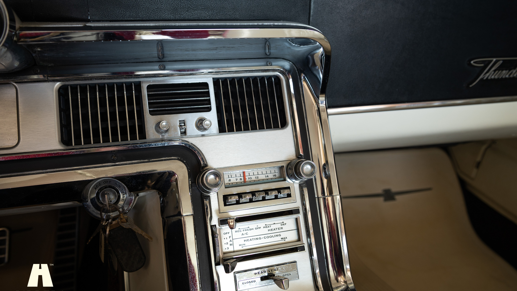 Interior image of 1964 Ford Thunderbird 6.4 HT (11)
