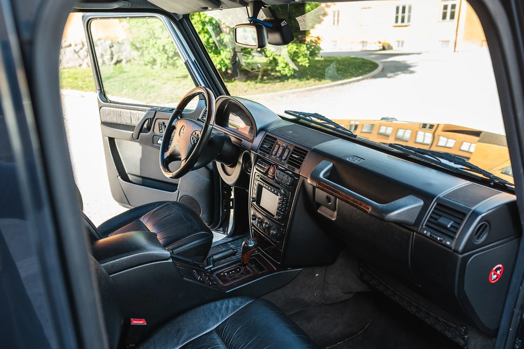 Interior image of 2002 Mercedes-Benz G400  (1)