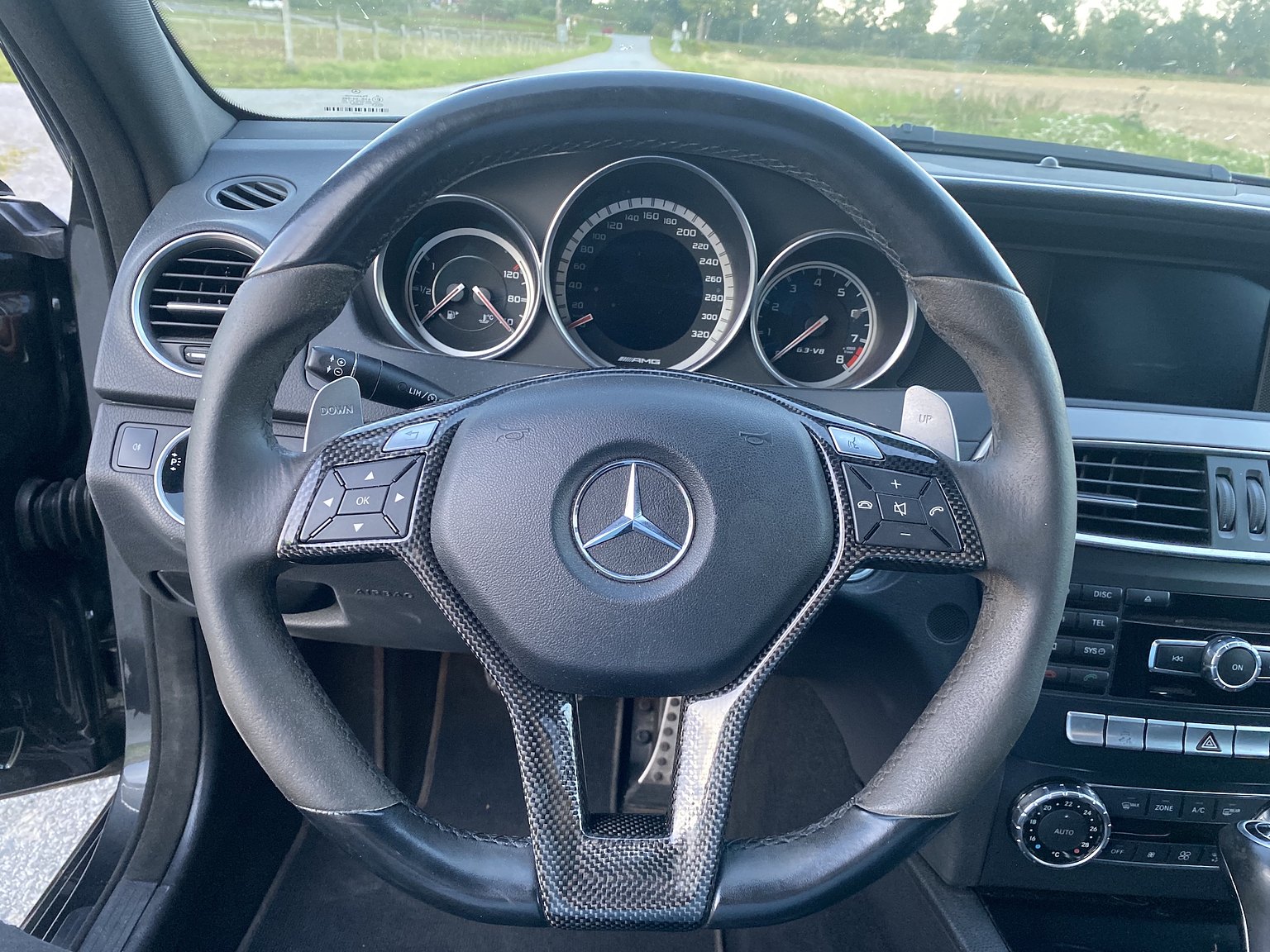 Innenraumfoto von 2011 Mercedes-Benz C 63 AMG