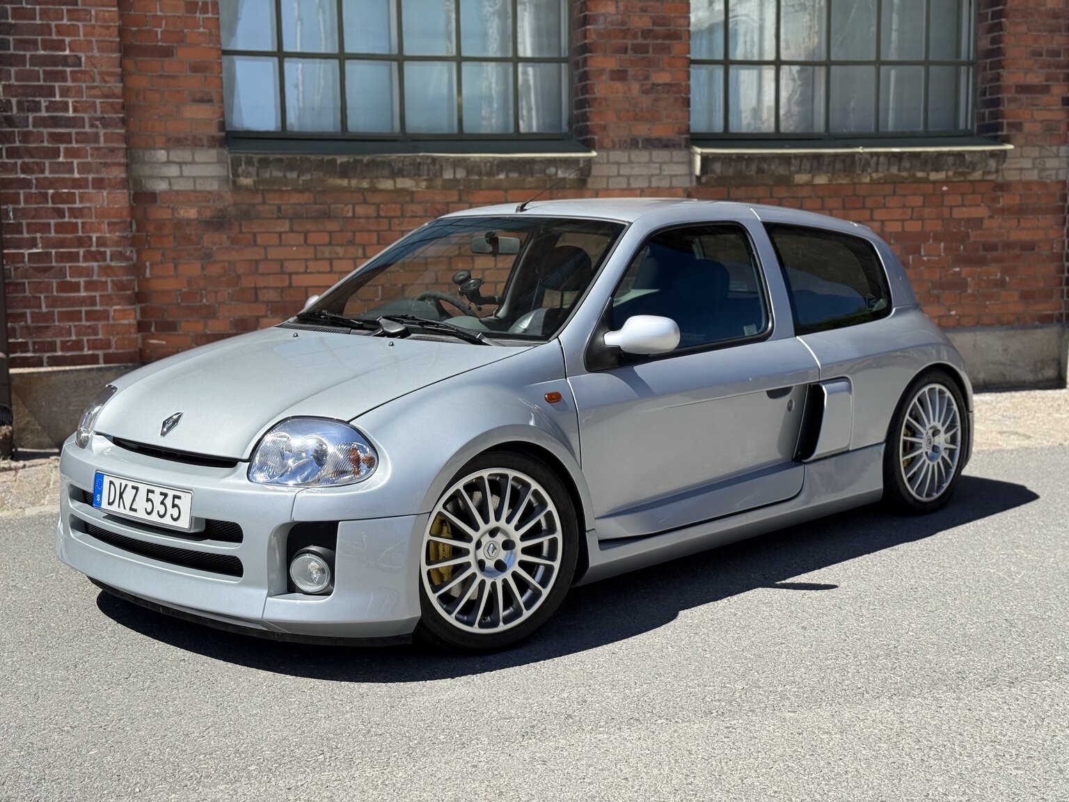 Exterior image of 2002 Renault Clio Sport V6