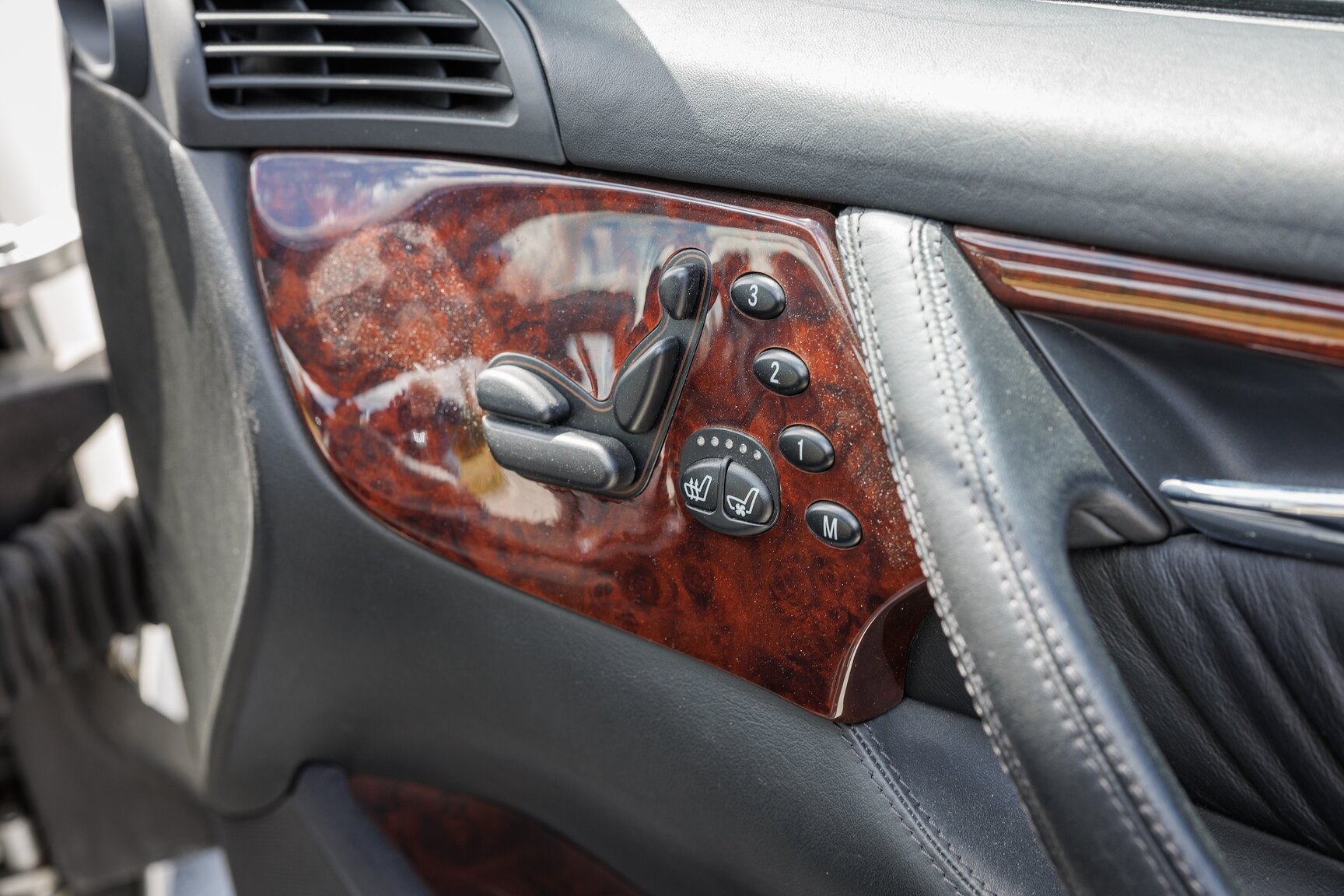 Innenraumfoto von 2000 Mercedes-Benz CL600