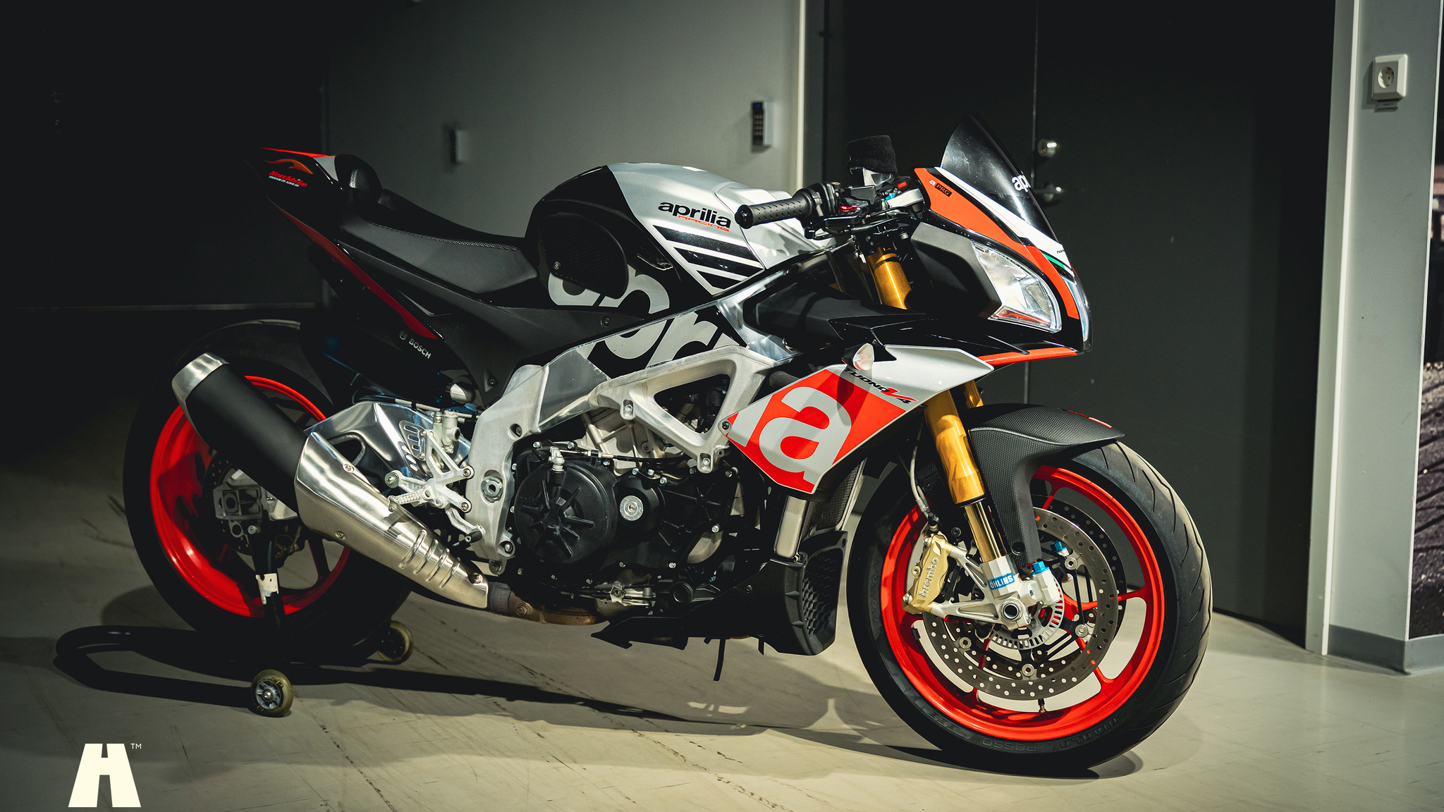 Exterior image of 2016 Aprilia Tuono V4 Factory