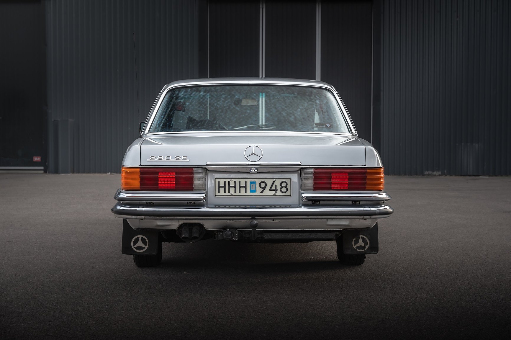 Exterior image of 1975 Mercedes-Benz 280 SE 