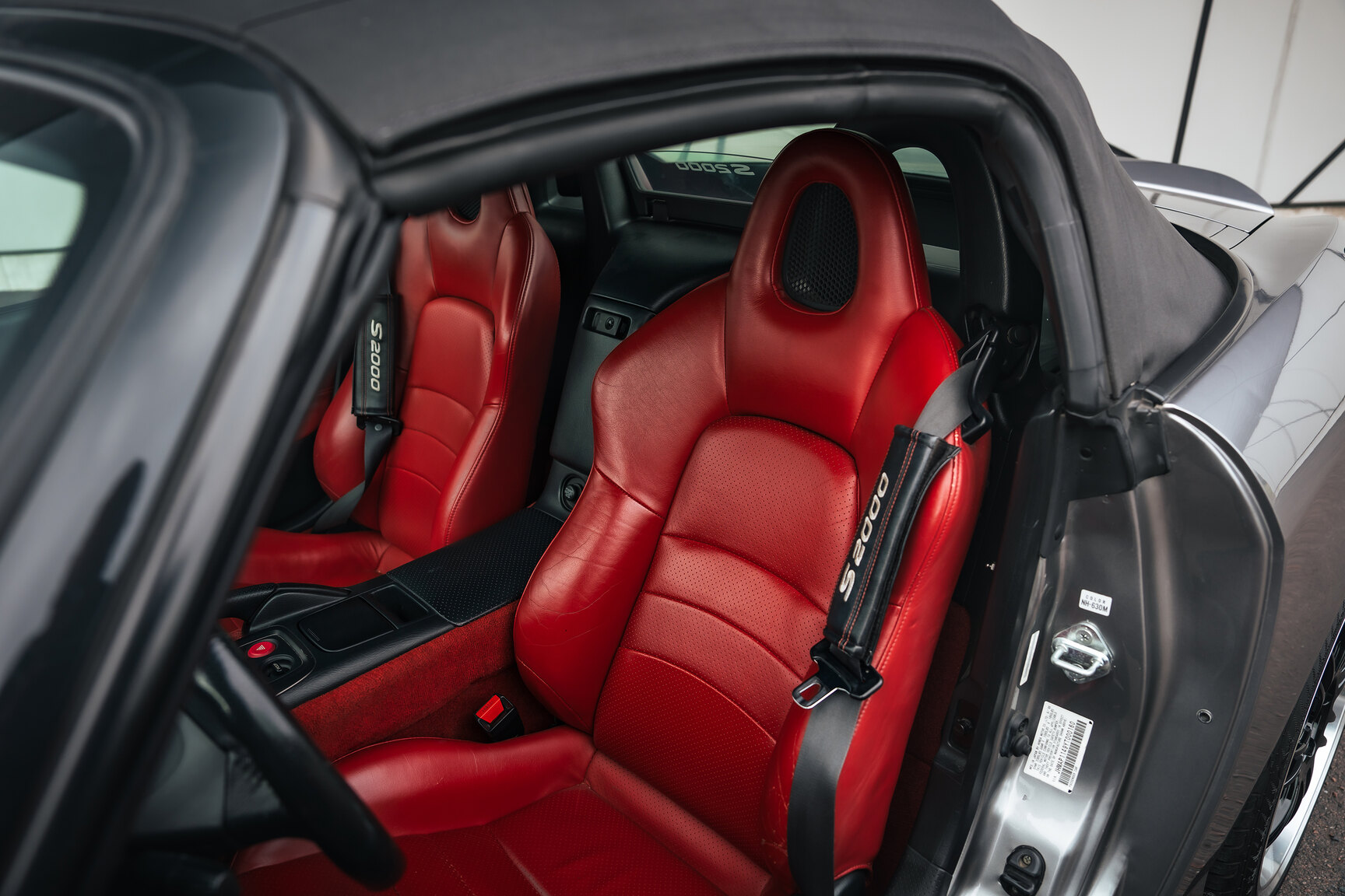 Interior image of 2000 Honda S2000 AP1