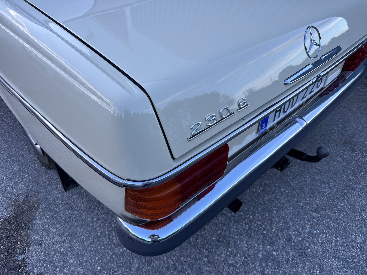 Exteriörbild på 1974 Mercedes Benz 230.6