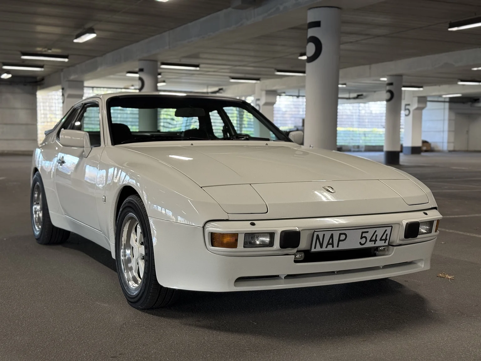 Exteriörbild på 1984 PORSCHE 944 Targa (6)