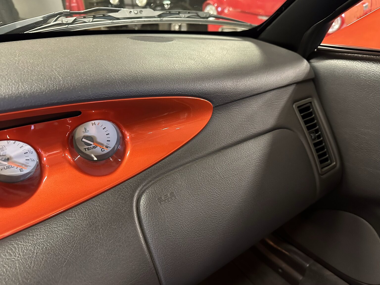 Innenraumfoto von 2001 Plymouth Prowler