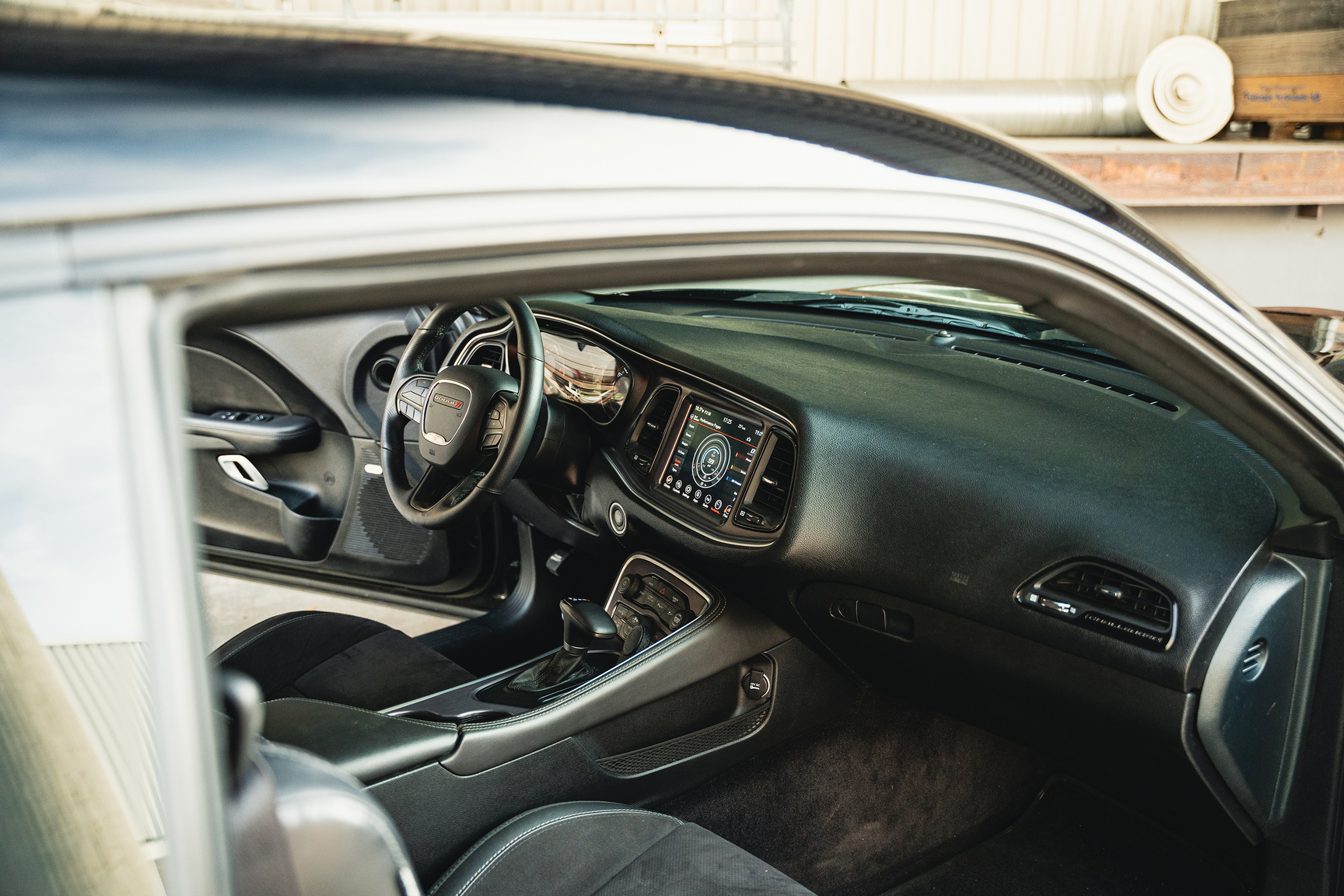 Innenraumfoto von 2018 Dodge Challenger Wide Body