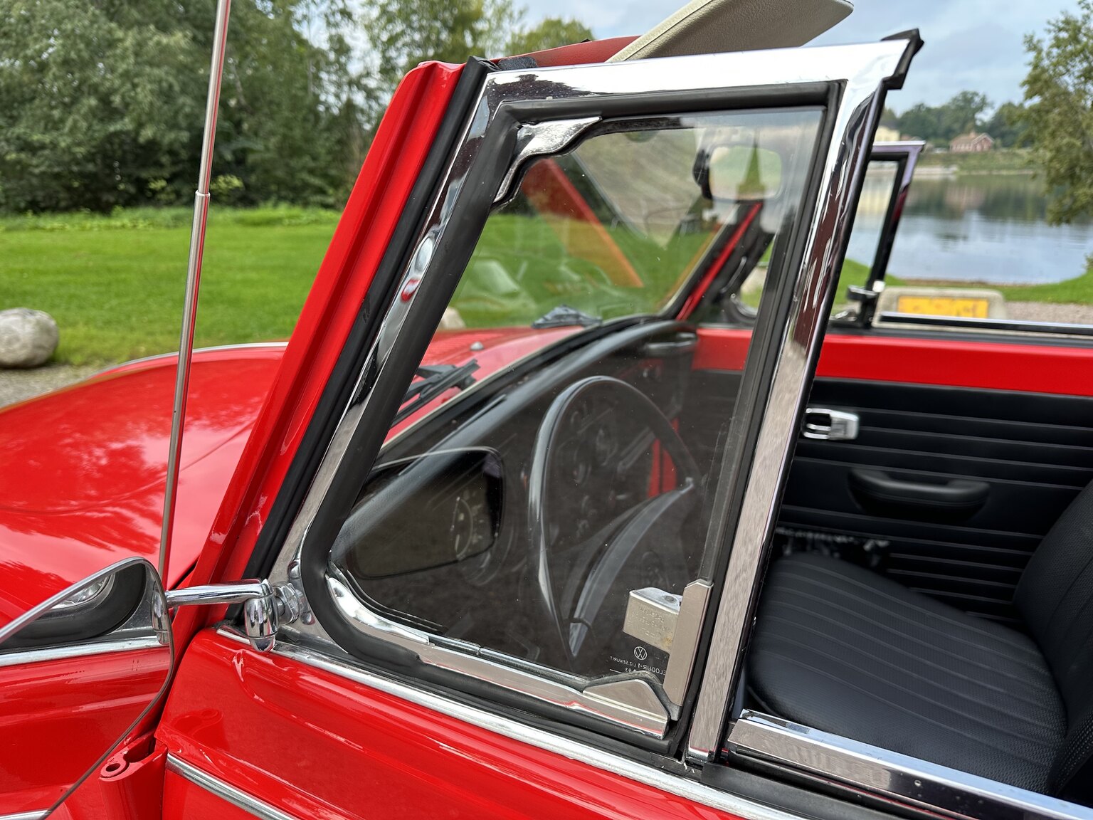 Exterior image of 1971 Volkswagen beetle 1302 cabriolet